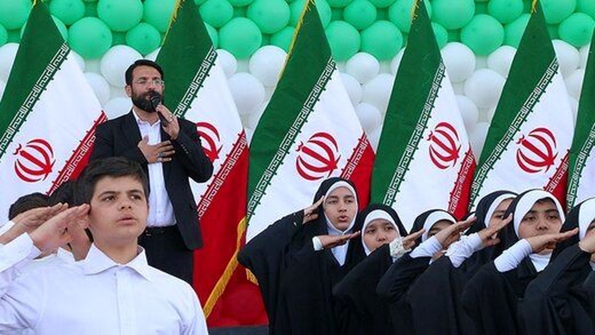 اعتماد: نام امام خمینی از سرود دوم سلام فرمانده هم حذف شد/ این کار عمدی است یا از روی غفلت؟