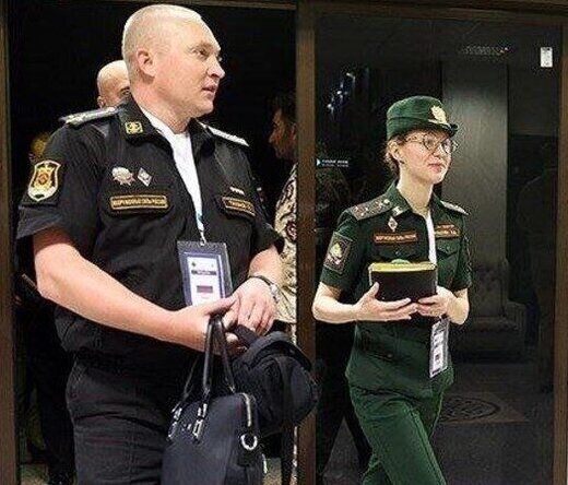 طعنه سنگین روزنامه جمهوری اسلامی به حجاب و پوشش افسر زن روس در ایران