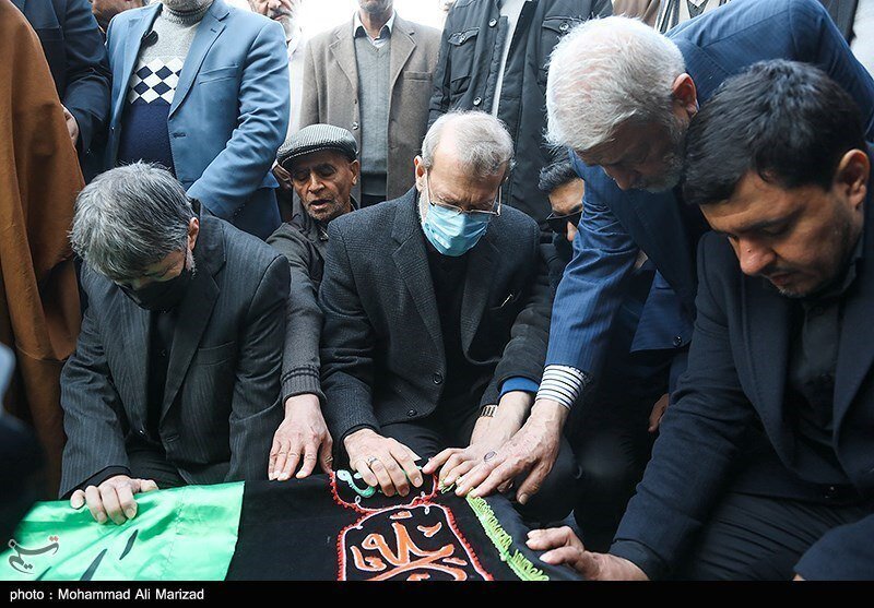 علی لاریجانی در حال فاتحه خواندن بر پیکر مادر همسرش (عکس)