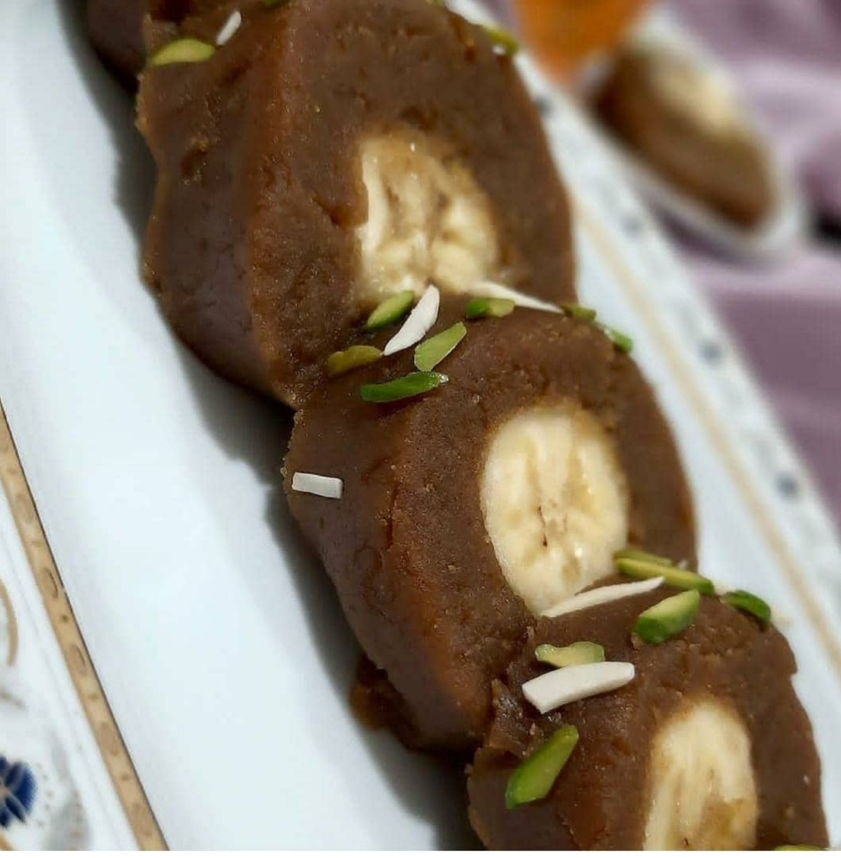 طرز تهیه حلوای رولی با موز؛ خوشمزه و مجلسی طرز تهیه حلوای رولی با موز؛ خوشمزه و مجلسی