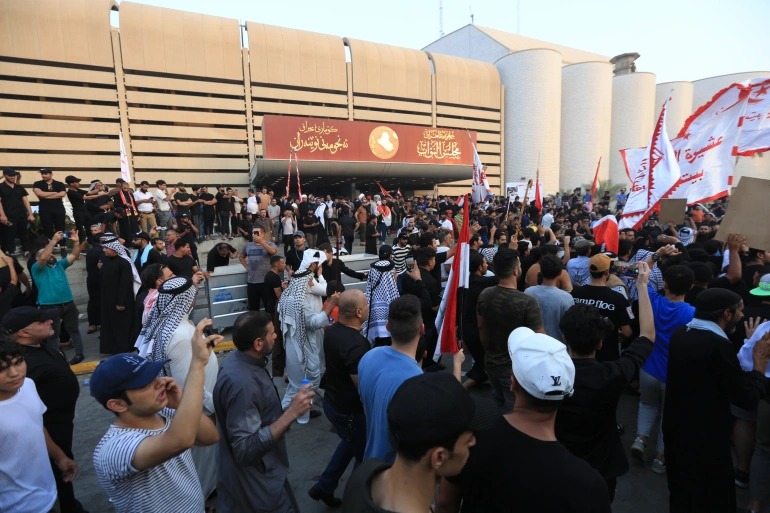 ادامه تحصن صدری ها در پارلمان عراق / مقتدی صدر: قانون اساسی اصلاح شود