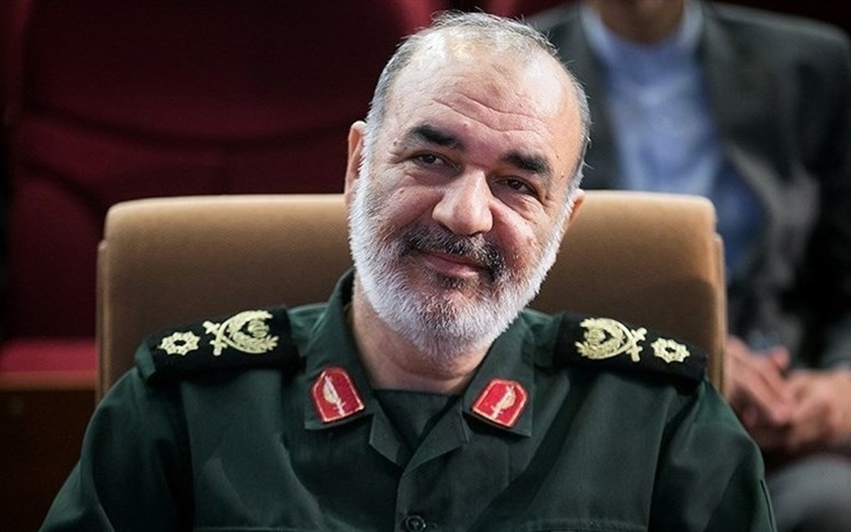 فرمانده کل سپاه با لباس شخصی کنار رئیسی (عکس)
