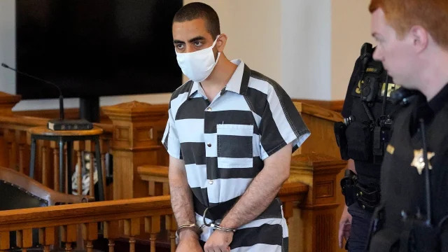 سلمان رشدی همچنان در بیمارستان/ دادگاه مهاجم برگزار شد (+عکس)