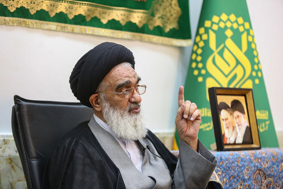 امام جمعه قم: روحانیت در جامعه ریشه الهی دارد و با تبلیغات فضای مجازی از بین نمی رود