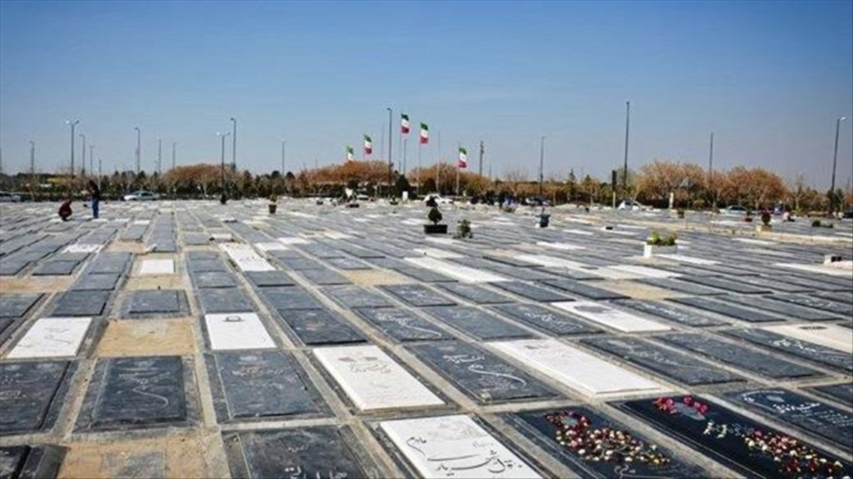 شهرداری تهران: مردم در یک کمپین اینترنتی از ما خواستند با عکس زنان بی حجاب روی سنگ قبرها مقابله کنیم