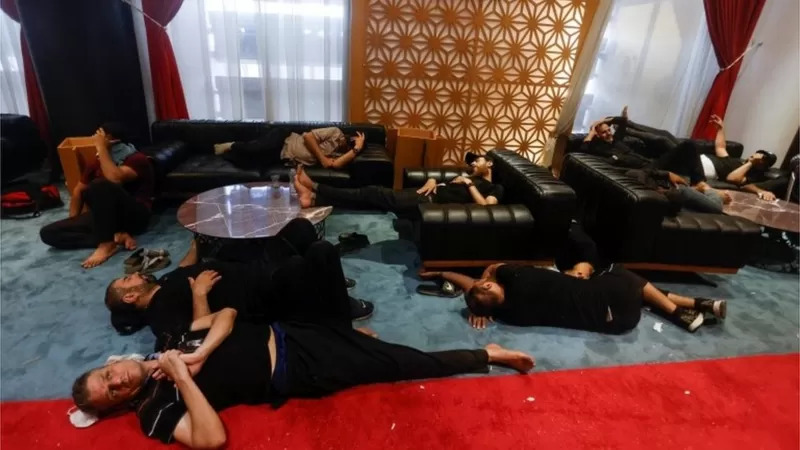 حمله دوباره حامیان مقتدی صدر به پارلمان عراق / تحصن در پارلمان (+عکس)