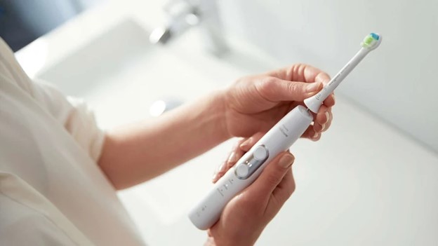 بهترین مسواک‌های برقی کدامند و چگونه آنها را پیدا کنیم؟