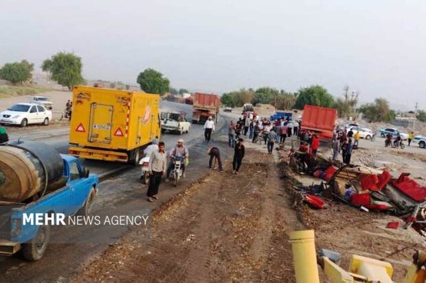 بامداد خونین شوشتر: 16 نفر جان باختند، از آن میان 10 زن / کارگران فصلی نه به مزارع نرسیدند نه به خانههایشان بامداد خونین شوشتر: 16 نفر جان باختند، از آن میان 10 زن / کارگران فصلی نه به مزارع نرسیدند نه به خانههایشان