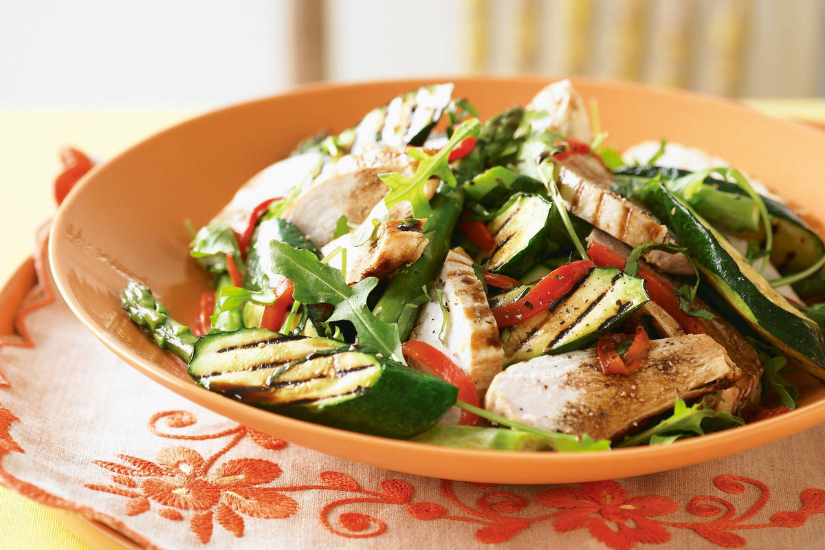 سالاد مرغ و سبزیجات؛ مناسب برای ورزشکاران و رژیمیها سالاد مرغ و سبزیجات؛ مناسب برای ورزشکاران و رژیمیها