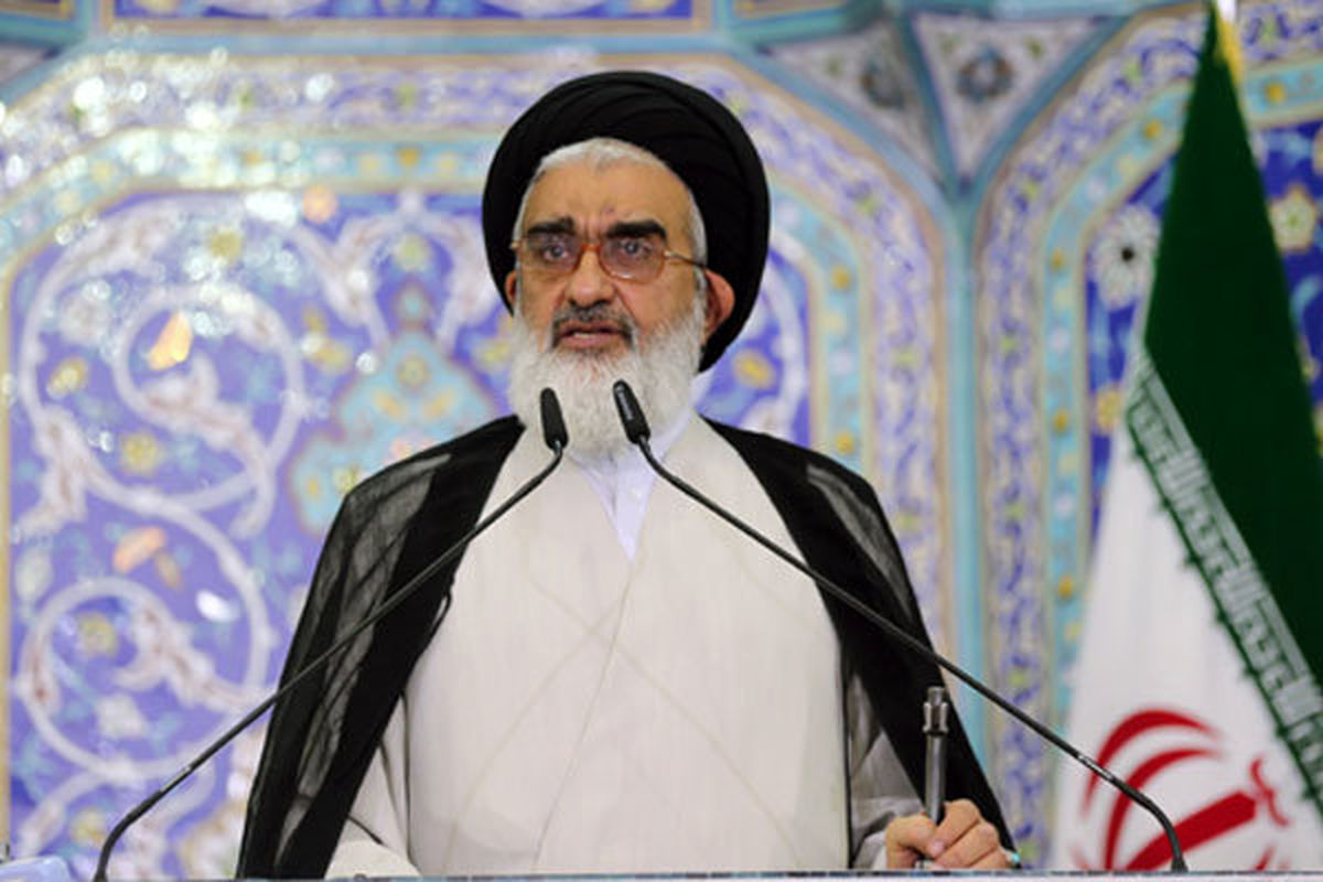 امام جمعه قم: ولی فقیه از طرف امام زمان ولایت جامعه را بر عهده دارد
