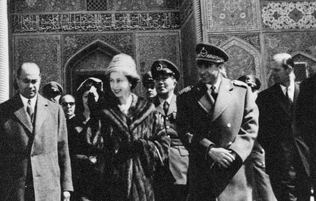 سفر ملکه الیزابت دوم به ایران: از ماجرای آپارتمان ساختگی تا کلید دستشویی فرنگی (+عکس) سفر ملکه الیزابت دوم به ایران: از ماجرای آپارتمان ساختگی تا کلید دستشویی فرنگی (+عکس)