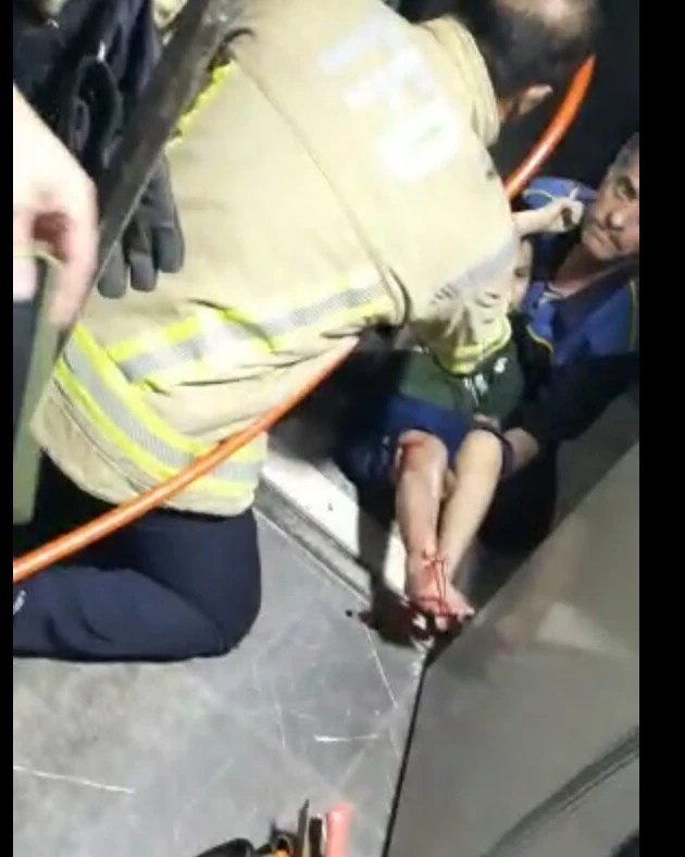 نجات معجزه‌ آسای کودک 10 ساله از داخل آسانسور در تهران (عکس)