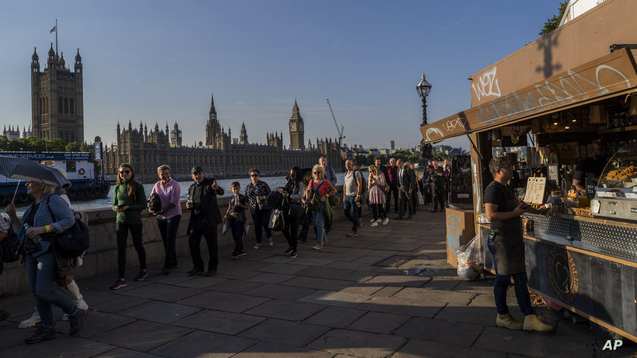 جنجال برنامه تشییع ملکه: درخواست لندن از سران کشورها: از پروازهای عادی استفاده کنید / انتقال سران کشورها با اتوبوس جنجال برنامه تشییع ملکه: درخواست لندن از سران کشورها: از پروازهای عادی استفاده کنید / انتقال سران کشورها با اتوبوس