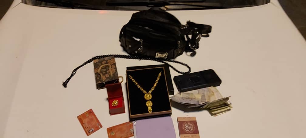 خبر خوب / دو مامور پلیس در قشم کیف 100 میلیون تومانی را به صاحبش برگرداندند (+ عکس)