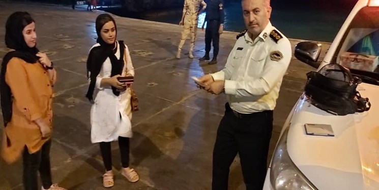 خبر خوب / دو مامور پلیس در قشم کیف 100 میلیون تومانی را به صاحبش برگرداندند (+ عکس)