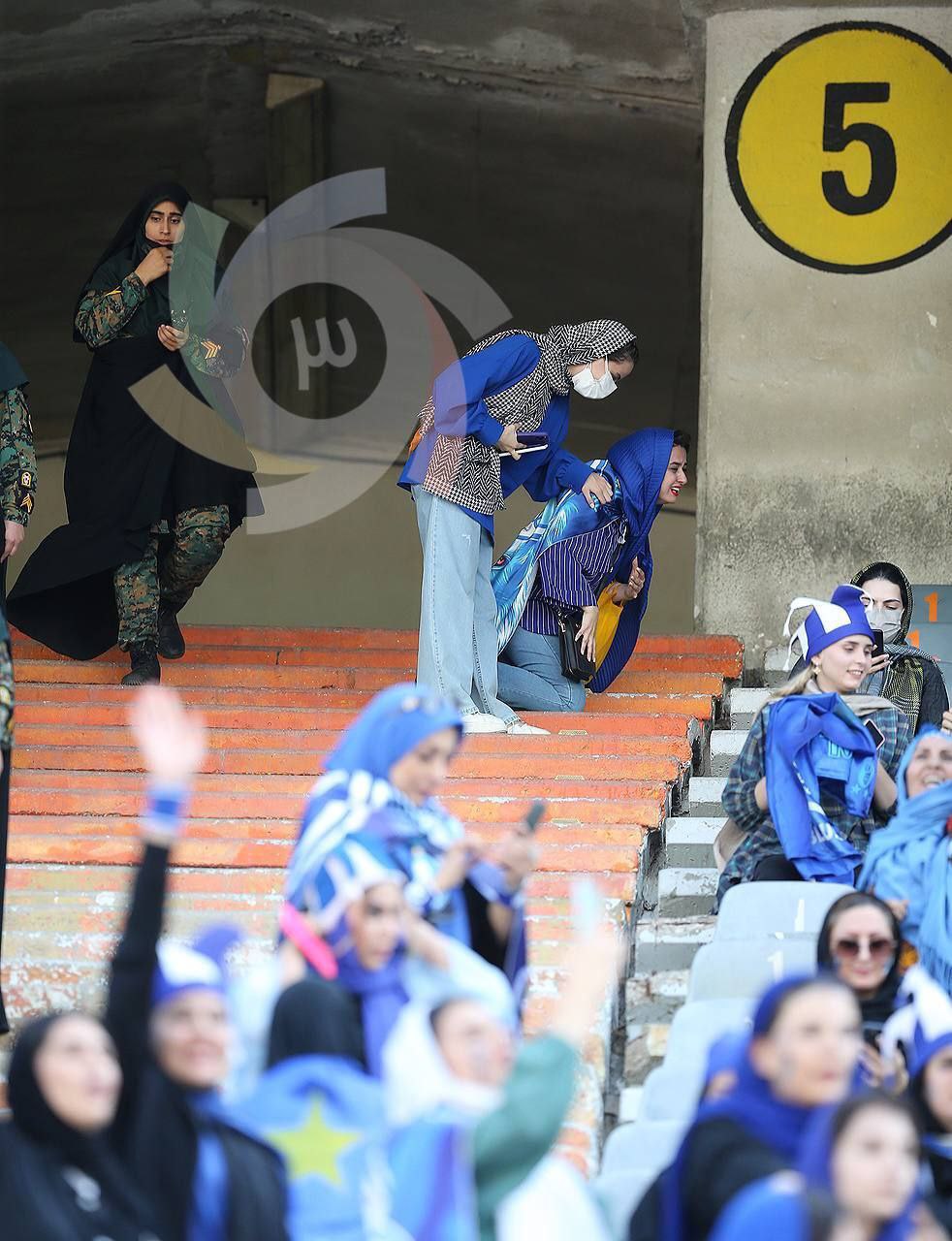 متفاوت‌ترین تصاویر از حضور زنان در آزادی/ بوسه زدن بر زمین ورزشگاه (عکس+فیلم)