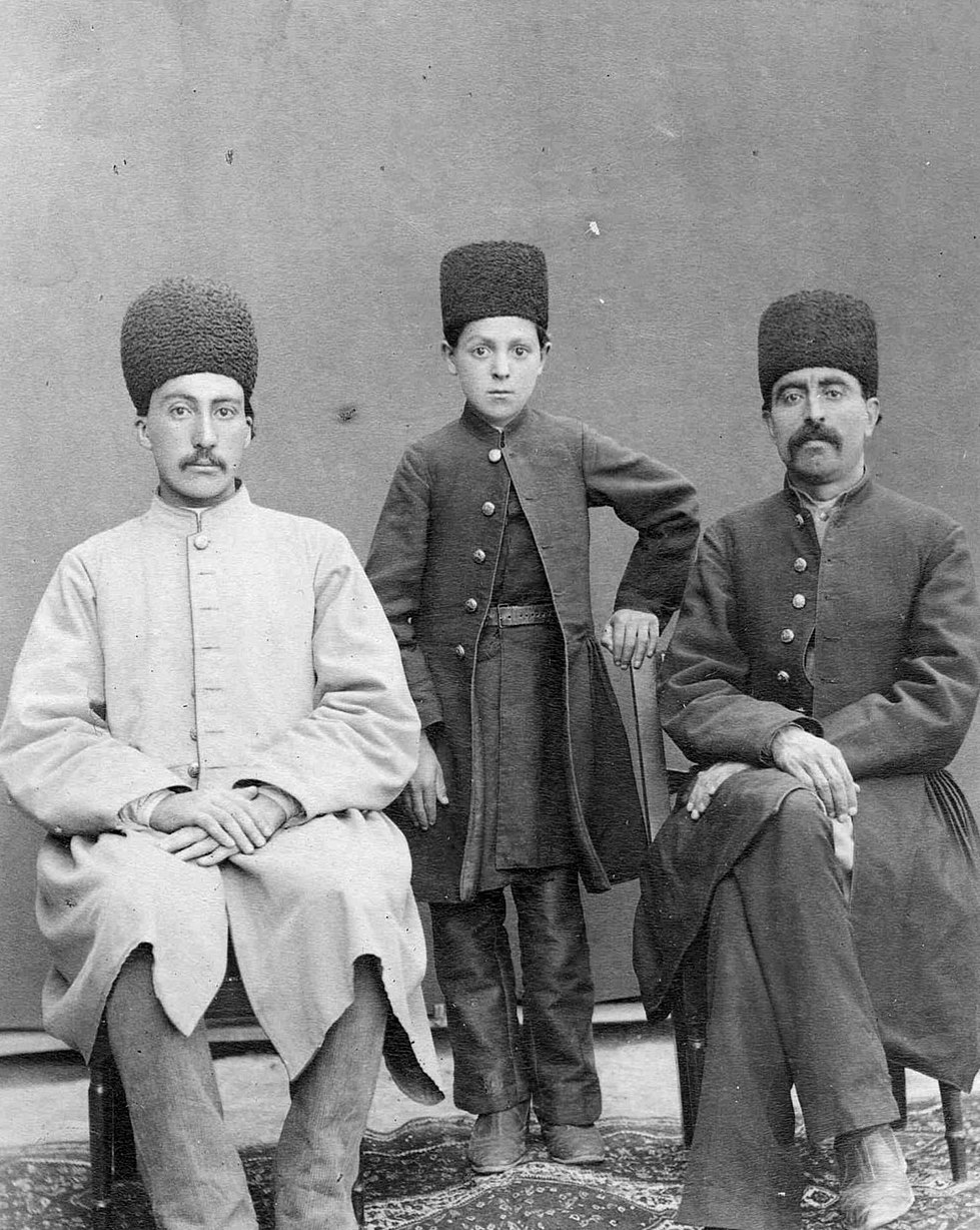 لباس‌های مد ۲۰۰ سال پیش ایرانیان / چگونه سفیدپوشی و رنگی‌پوشی به تیره پوشی تبدیل شد؟