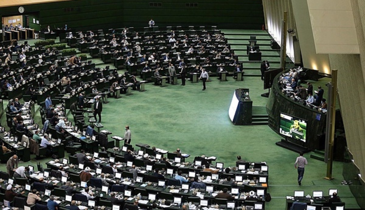 بیانیه ۲۳۳ نماینده مجلس در حمایت از نیروی انتطامی: حافظان جان، مال و ناموس مردم هستند/ أَشِدَّاءُ عَلَی الْکُفَّارِ را هم در حق مزدوران دشمن به کار گرفت