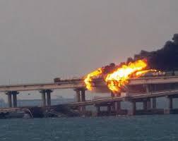 آتش سوزی بزرگ در پل اتصال کریمه به روسیه (+عکس) آتش سوزی بزرگ در پل اتصال کریمه به روسیه (+عکس)