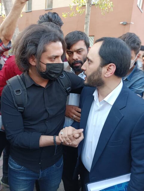 حضور سخنگوی دولت در جمع دانشجویان معترض دانشگاه علامه حاشیههای حضور سخنگوی دولت در جمع دانشجویان معترض دانشگاه علامه