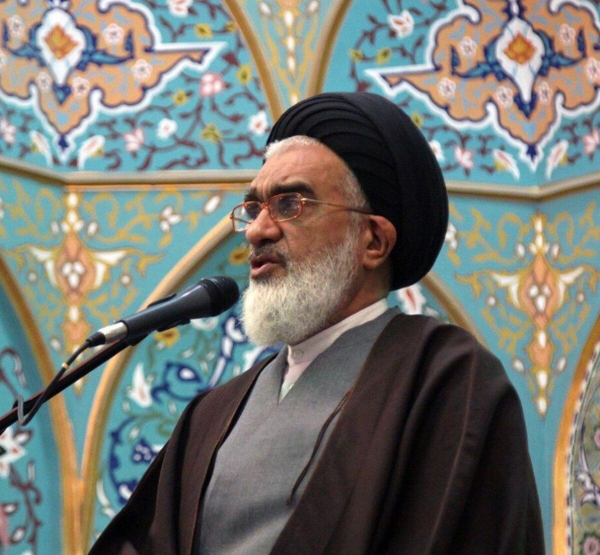 امام جمعه قم: به استعمار مجازی کشور درحوزه شبکه‌های اجتماعی مانند توییتر، تلگرام و... پایان دهیم