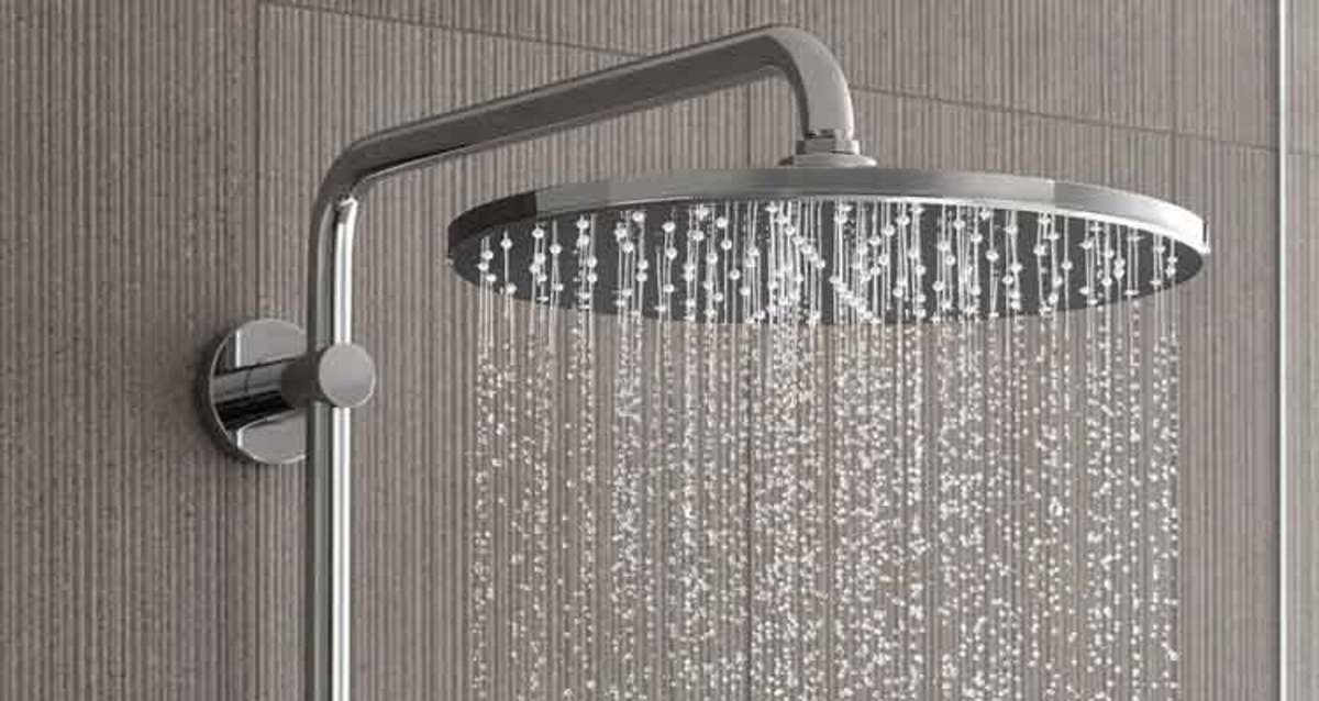 چرا نباید زیر دوش ادرار کنید؟