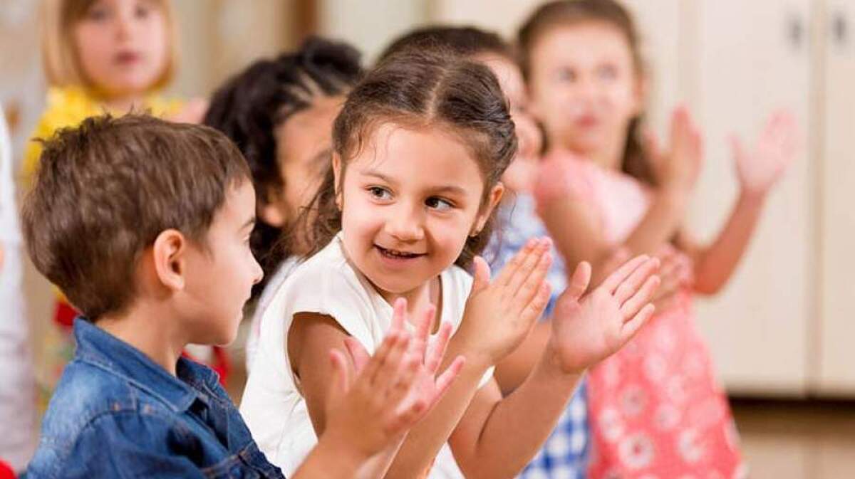 چگونه کودکان خود را اجتماعی بار آوریم؟