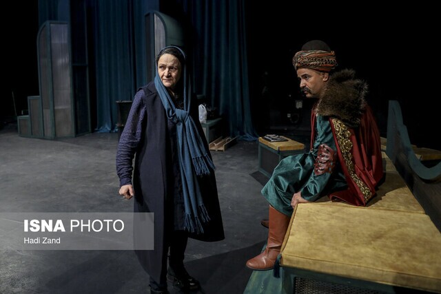 گلاب آدینه: همیشه آرزوی اجرای نمایش