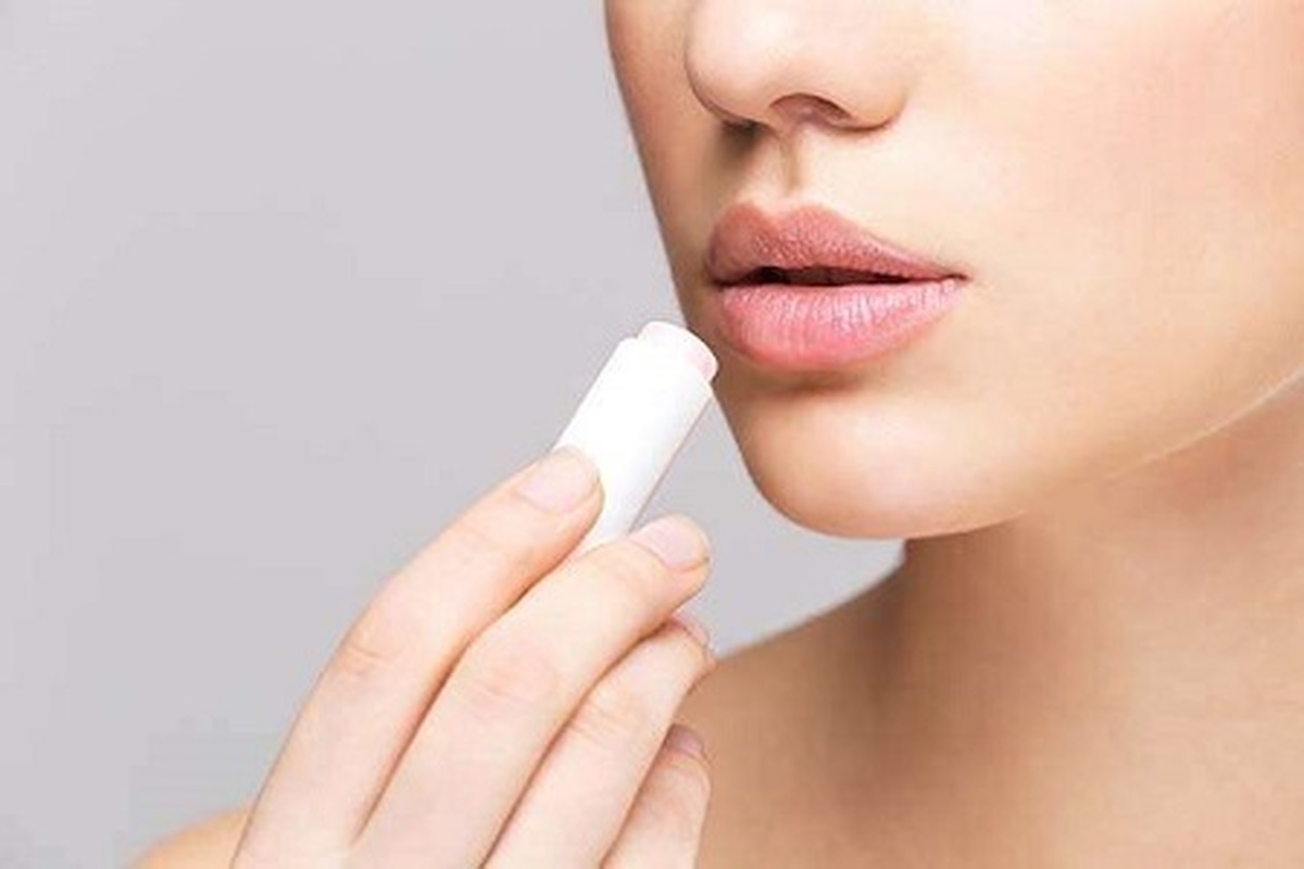 8 روش برای پاک کردن رژلب های 24 ساعته