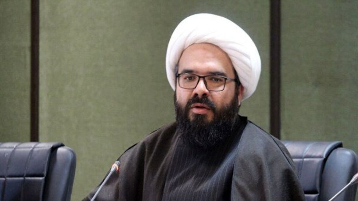 نماینده مجلس: بانک‌ها برای پرداخت وام ازدواج پدر مردم را در آورده‌اند/ تعداد کارمندان دولت کمتر از ۵ میلیون نفر است پس مردم از کجا ضامن کارمند با فیش کسر از حقوق پیدا کنند؟