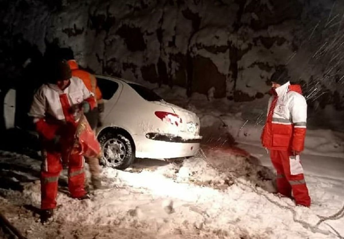 گرفتار شدن ۱۰۰۰ خودرو به دلیل کولاک در مشهد
