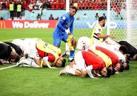 دلی و عاطفی بهتر از تبلیغاتی و حکومتی؛ شادی بازیکنان مراکش با پرچم فلسطین