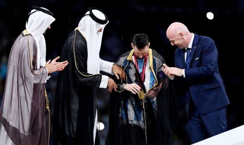 مسی با عبای عربی (عکس)