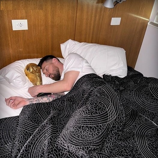 «مسی» با جام آرام گرفت (عکس)