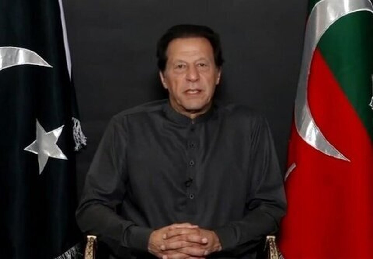 سخنرانی عمران خان از پشت شیشه ضدگلوله: من و حزبم از رقابت‌های کنونی سیاسی پاکستان کناره گیری می‌کنیم / حزب ما از همه مجالس قانونگذاری محلی و استانی استعفا خواهد داد / راهپیمایی اعتراضی به اسلام آباد هم متوقف می‌شود