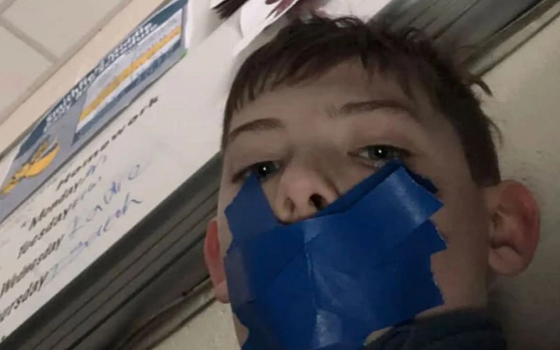 استعفای معلمی در آمریکا که با نوار چسب دهان دانش آموزش را بسته بود! استعفای معلمی در آمریکا که با نوار چسب دهان دانش آموزش را بسته بود!