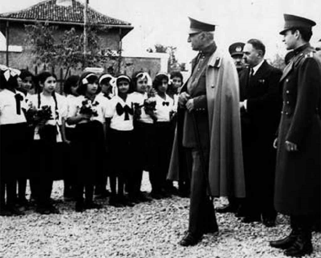 داستان ۹۰ سال مناقشه بر سر حجاب/ چگونه به مقطع کنونی درباره حجاب رسیده‌ایم؟