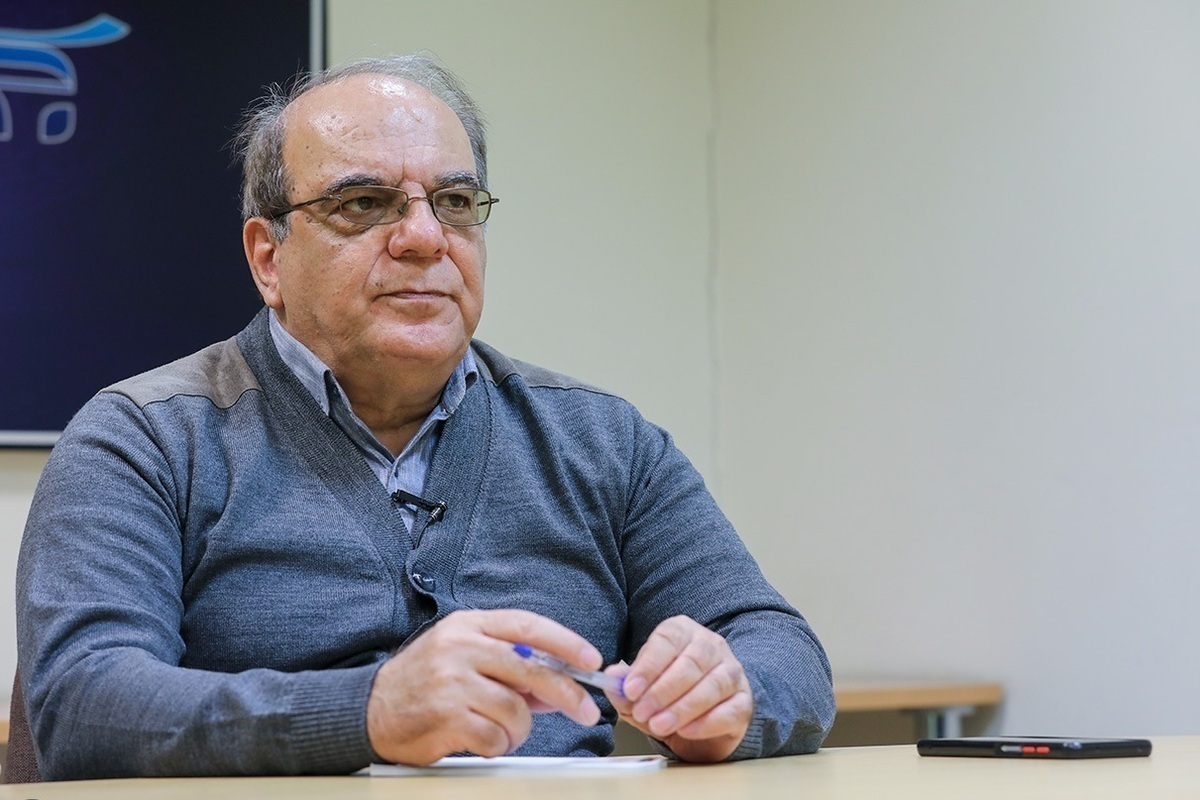 افروغ؛ جامعه‌شناسی آزاده و نقّاد