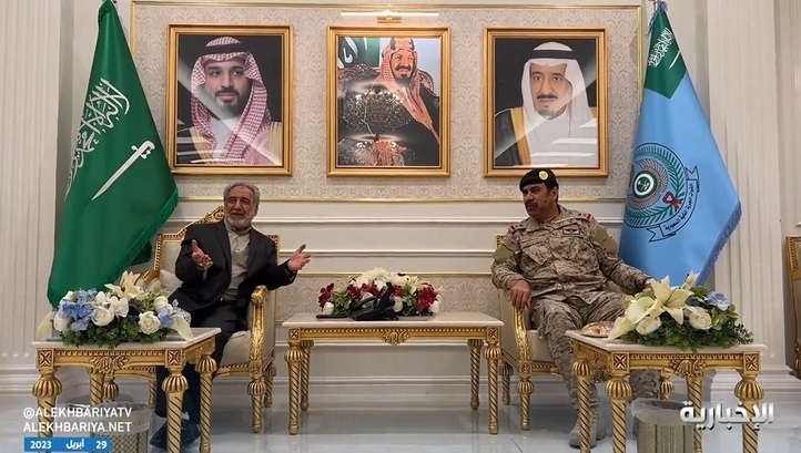 انتقال 65 ایرانی از سودان به وسیله عربستان / تشکر  دیپلمات ایرانی از فرماندهان ارتش سعودی (+فیلم) انتقال 65 ایرانی از سودان به وسیله عربستان / تشکر  دیپلمات ایرانی از فرماندهان ارتش سعودی (+فیلم)