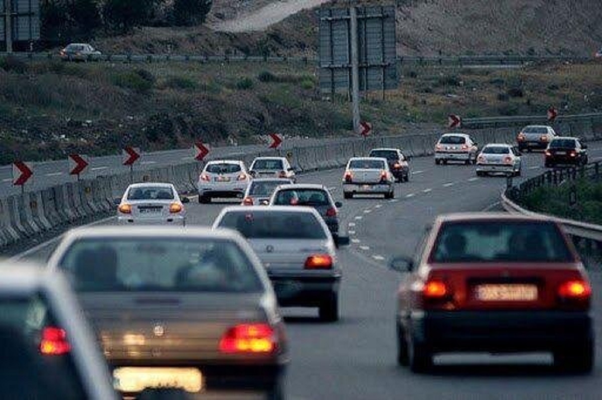 ترافیک پرحجم در ۴ جاده / بارش باران در جاده‌های ۷ استان