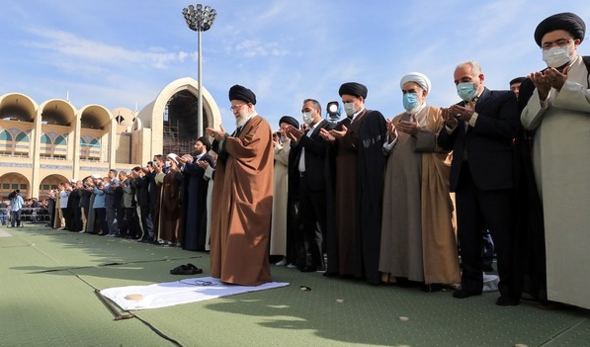 اقامه نماز عید فطر به امامت رهبر انقلاب (عکس)