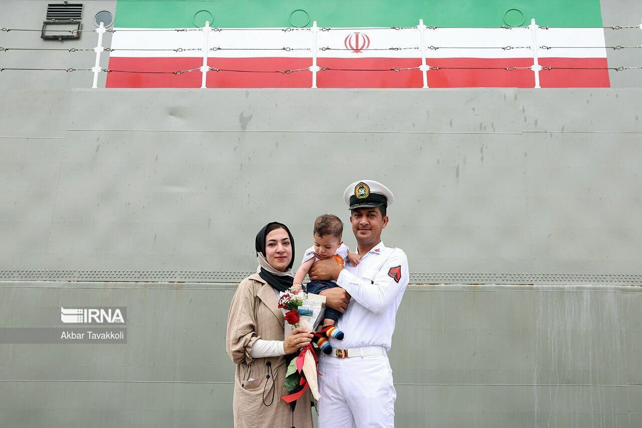 در آغوش گرفتن فرزند در لحظه بازگشت ناوگروه ۸۶ ارتش (عکس)