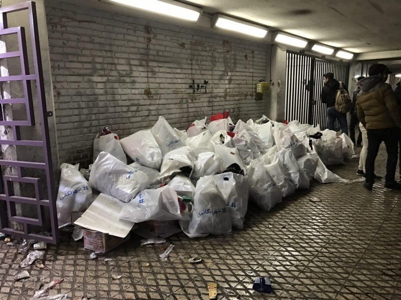 تماشاگرانی که داوطلبانه، زباله‌های دربی را جمع کردند