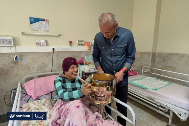 یحیی با جام به دیدار هوادار معلول پرسپولیسی رفت (+ عکس) یحیی با جام به دیدار هوادار معلول پرسپولیسی رفت (+ عکس)