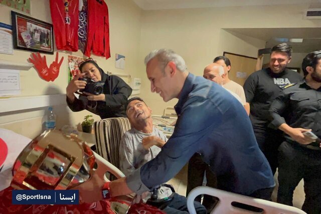 یحیی با جام به دیدار هوادار معلول پرسپولیسی رفت (+ عکس) یحیی با جام به دیدار هوادار معلول پرسپولیسی رفت (+ عکس)