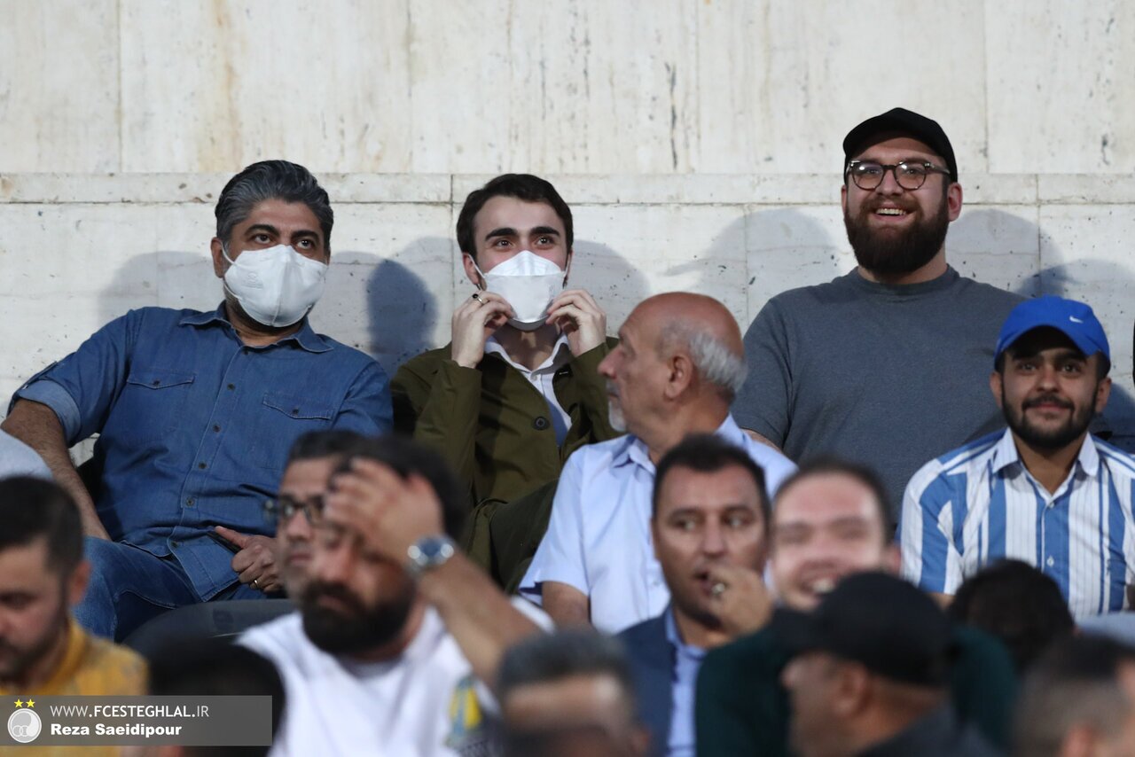 احمد خمینی در بین تماشاگران دربی (عکس) احمد خمینی در بین تماشاگران دربی (عکس)