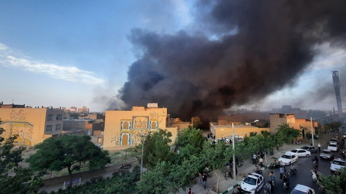 مهار آتش سوزی انبار لوازم خانگی در مشهد