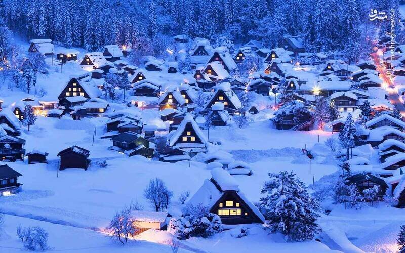 روستایی با خانه‌های چوبی خاص/ ۵۹ فواره مداوم آب‌پاشی می‌کنند تا خانه‌ها آتش نگیرند