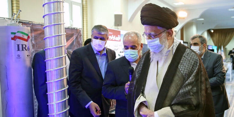 آیت الله خامنه ای: ما روی مبنای اسلامیمان نمی خواهیم طرف سلاح برویم / اگر این نبود جلویش را نمیتوانستند بگیرند /  توافق اشکالی ندارد اما زیرساخت صنعت هستهای نباید دست بخورد آیت الله خامنه ای: ما روی مبنای اسلامیمان نمی خواهیم طرف سلاح برویم / اگر این نبود جلویش را نمیتوانستند بگیرند /  توافق اشکالی ندارد اما زیرساخت صنعت هستهای نباید دست بخورد