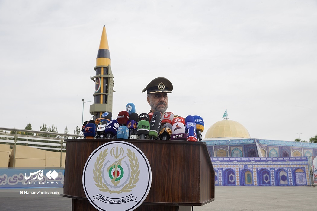 رونمایی از موشک جدید ایران (+عکس) رونمایی از موشک جدید ایران (+عکس)